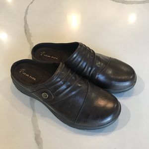 Cute clogs, Brown size 8.5. New!